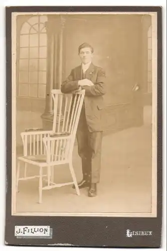 Fotografie J. Fillion, Lisieux, Eleganter Bürgerlicher lehnt an einem Stuhl