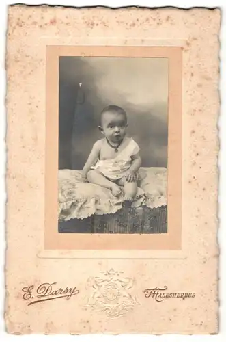 Fotografie E. Darsy, Malesherbes, Portrait eines niedlichen Säuglings