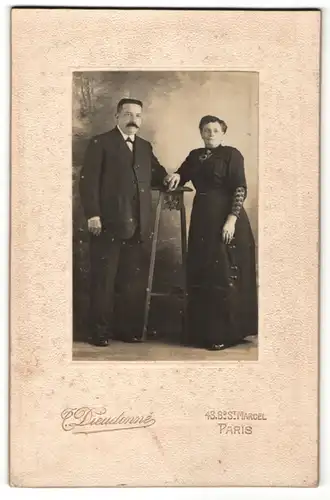 Fotografie C. Dieudonné, Paris, Gutbürgerliches Paar in vertrauter Pose