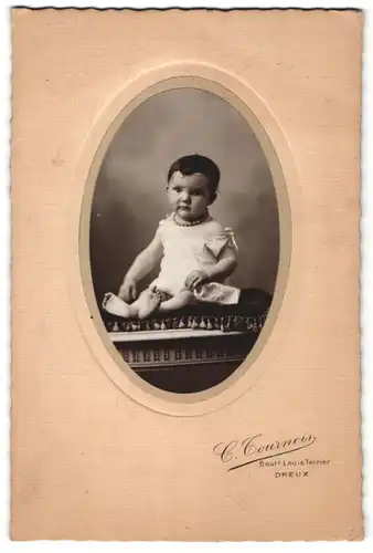 Fotografie C. Tournois, Dreux, Portrait Kleinkind mit nackigen Füssen