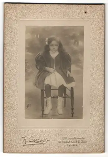 Fotografie R. Gallais, Paris, Portrait Mädchen in Mantel