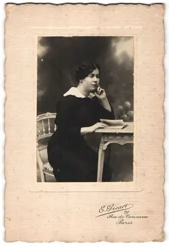 Fotografie E. Picart, Paris, Portrait junge Dame in zeitgenöss. Kleidung