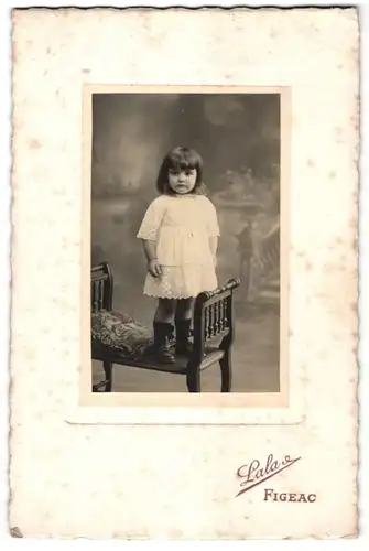 Fotografie Lala, Figeac, Portrait Portrait kleines Mädchen in Kleid