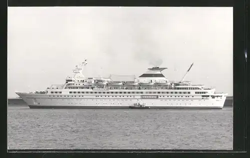 Fotografie Passagierschiff Leonid Brezhnev mit Schlepper auf Backbord