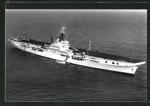 Fotografie Flugzeugträger HMS Theseus der Royal Navy liegt vor Anker