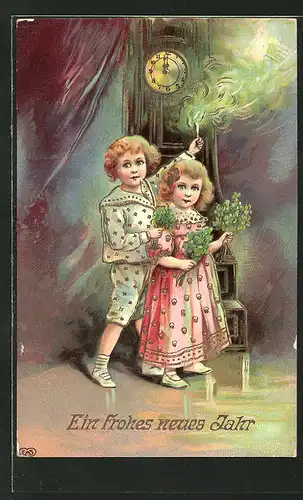 Präge-AK Neujahrsgruss, Kinder mit Glücksklee und Wunderkerze vor einer Standuhr