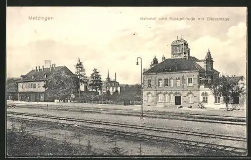 AK Metzingen, Bahnhof und Postgebäude mit Gleisanlage