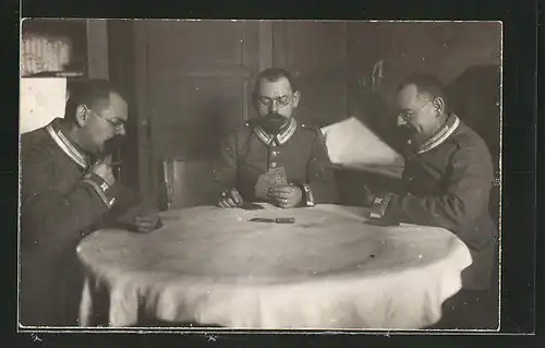 Foto-AK Offiziere in Uniform beim Kartenspiel