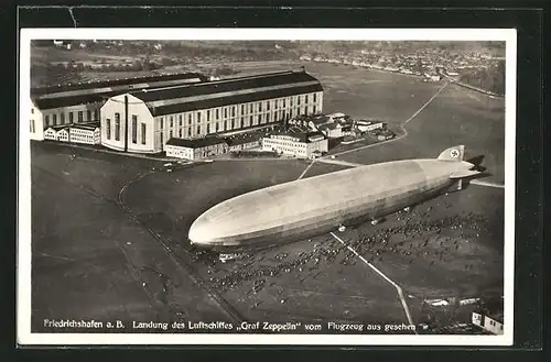 AK Friedrichshafen a. B., Landung des Luftschiffes "Graf Zeppelin" vom Flugzeug aus gesehen