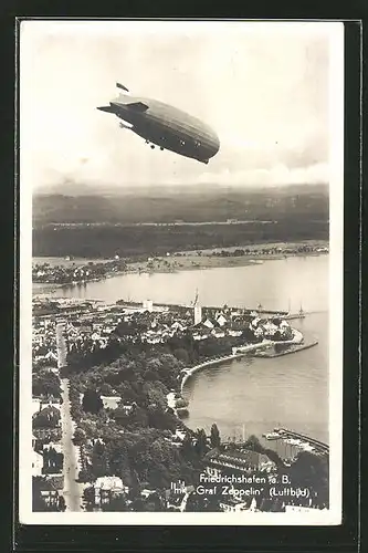 AK Friedrichshafen a. B., Fliegeraufnahme mit Graf Zeppelin