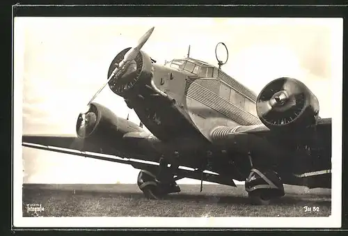 AK Flugzeug Junkers Ju 57 auf dem Rollfeld