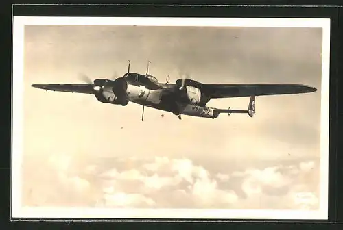 AK Zweimotoriges Kampfflugzeug Dornier Do 17 über den Wolken