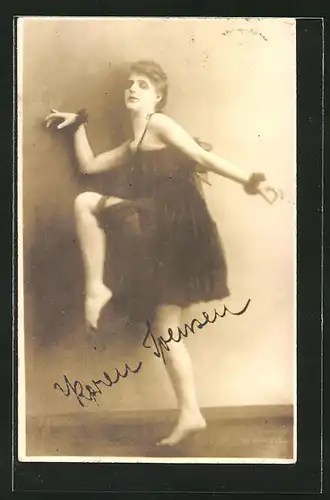 AK junge Frau tanzt einen Ausdruckstanz