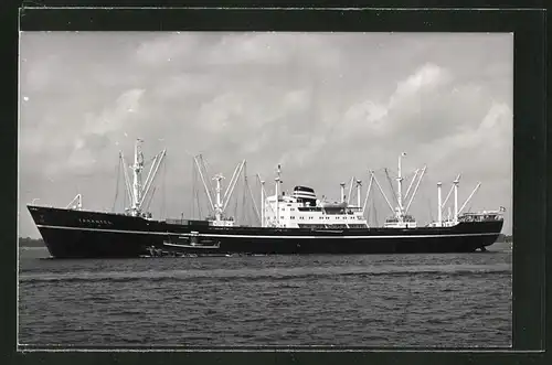 Fotografie Frachtschiff Tarantel mit Schlepper auf Backbord