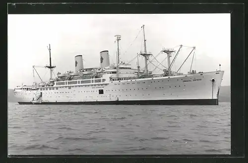 Fotografie Passagierschiff Oriental Empress der Reederei Orient Overseas Line liegt vor Anker