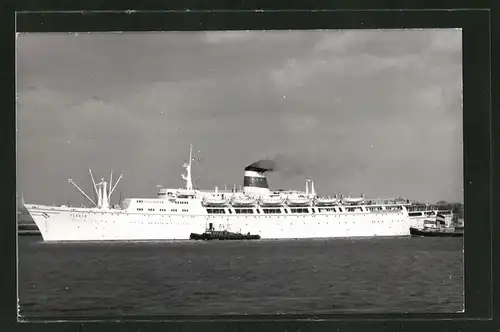 Fotografie Passagierschiff Flavia mit Schlepper auf Backbord