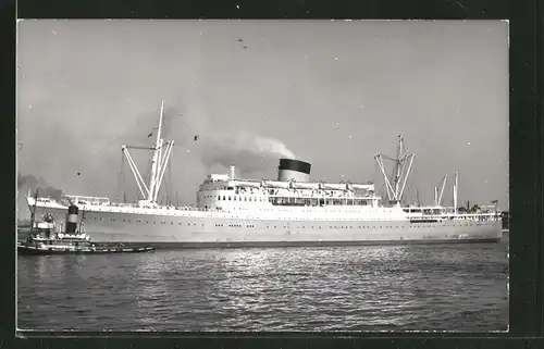 Fotografie Passagierschiff Rhodesia Star mit Schlepper auf Steuerbord