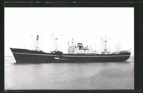 Fotografie Frachtschiff Turandot mit Schlepper auf Backbord