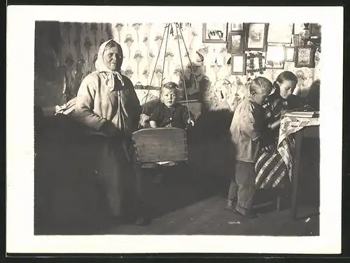Fotografie Lettland, Grossmutter & Kind in einer lettischen Kinderwiege