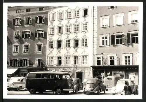 Fotografie Fotograf unbekannt, Ansicht Salzburg, Auto VW Bulli T1 vor dem Geburtshaus von Wolfgang Amadeus Mozart