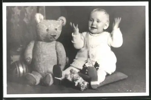 Fotografie Baby mit Teddybär und Spielzeug