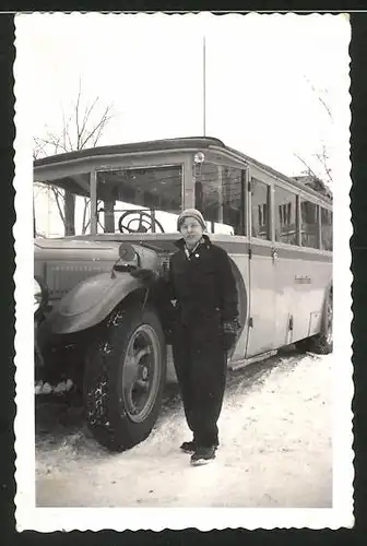 Fotografie Bus der Stadt Frankfurt / Main, Frau posiert neben dem Omnibus im Schnee