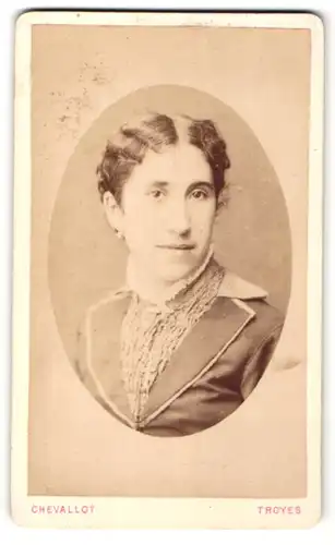 Fotografie Chevallot, Troyes, Portrait junge Dame mit zeitgenöss. Frisur