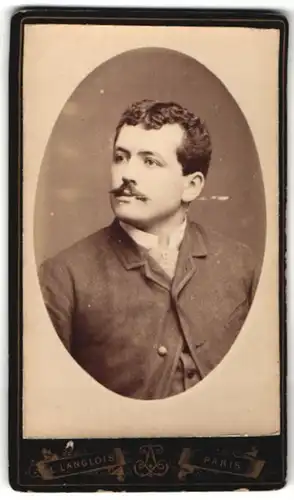 Fotografie L. Langlois, Paris, Portrait junger Mann mit zeitgenöss. Frisur