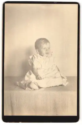 Fotografie unbekannter Fotograf und Ort, Portrait Kleinkind in Kleidchen