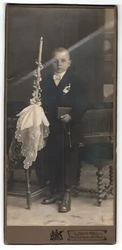 Fotografie Ludwig Holl, Mergentheim, Wertheim, Portrait Knabe in festlicher Kleidung mit Kerze