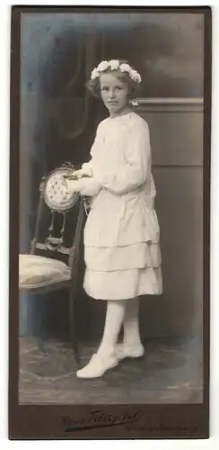 Fotografie Haus Klüpfel, Würzburg, Aschaffenburg, Portrait Mädchen in festlicher Garderobe mit Blumen im Haar