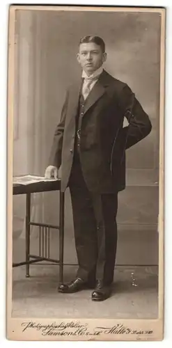 Fotografie Samson & Co., Halle a/S, Portrait junger Mann in Anzug