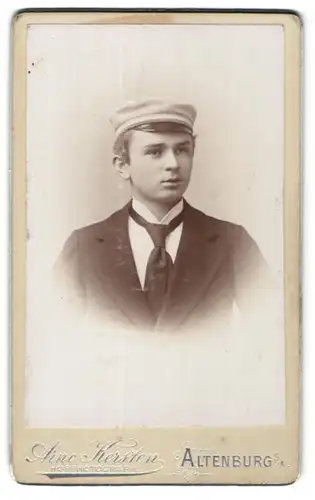 Fotografie Arno Kersten, Altenburg S/A, Portrait junger Mann mit Corpsmütze, Bursche
