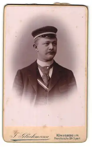 Fotografie J. Glückmann, Königsberg i/Pr, Portrait Burschenschaftler mit Corpsmütze und Schärpe