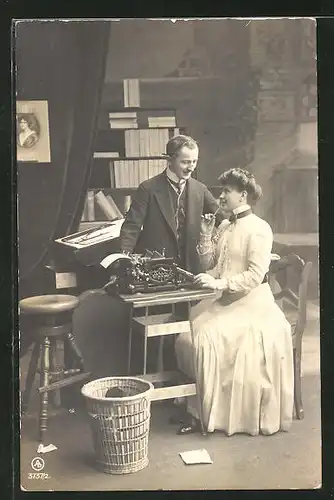 AK Mann und Frau im Büro mit Schreibmaschine