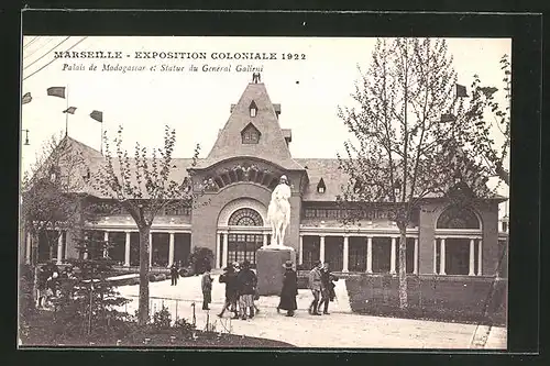 AK Marseille, Exposition coloniale 1922, Palais de Madagascar et Statue de Genèral Galieni
