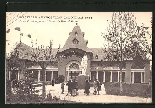 AK Marseille, Exposition coloniale 1922, Palais de Madagascar et Statue Gènèral Galieri