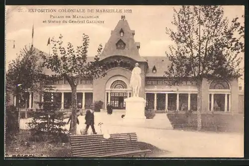AK Marseille, Exposition coloniale 1922, Palais de Madagascar et Statue du Gènèral Galliesi