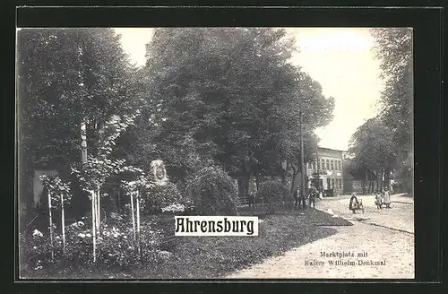 AK Ahrensburg, Marktplatz mit Kaiser Wilhelm-Denkmal