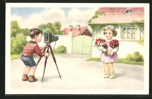 AK Junge hinter einem Fotoapparat schiesst ein Foto von einem Mädchen mit Blumen