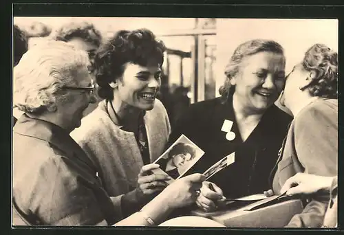 AK DDR-Propaganda, Weltkongress der Frauen in Moskau 1963, Nina Chruschtschowa mit österr. Delegierten