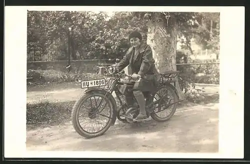 Foto-AK Motorrad Zündapp, Frau unterwegs auf der Landstrasse