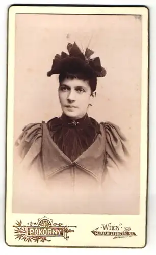 Fotografie Pokorny, Wien, Portrait junge Dame mit modischem Hut