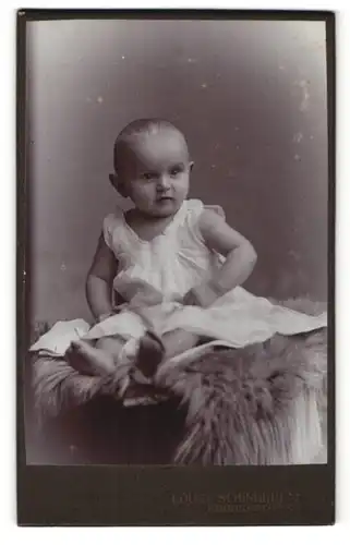 Fotografie Louis Schindhelm, Ebersbach i/S, Portrait Säugling in Kleidchen