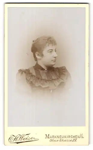 Fotografie O. H. Weise, Markneukirchen i/S, Portrait Frau mit zusammengebundenem Haar