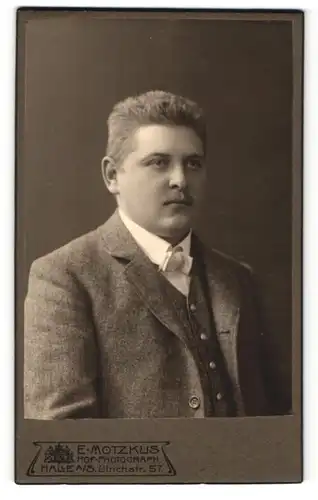 Fotografie E. Motzkus, Halle a/S, Portrait junger Mann mit Bürstenhaarschnitt