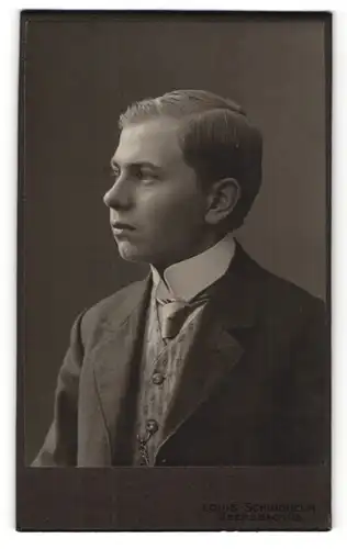 Fotografie Louis Schindhelm, Ebersbach i/S, Profilportrait junger Herr in zeitgenöss. Garderobe