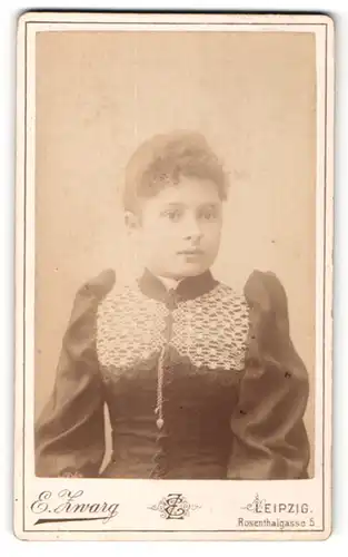 Fotografie E. Zwarg, Leipzig, Portrait junge Frau mit zusammengebundenem Haar