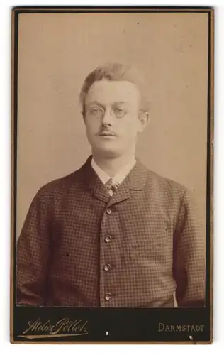 Fotografie Atelier Pöllot, Darmstadt, Portrait junger Mann mit Brille