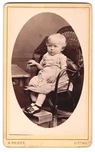 Fotografie A. Meiner, Zittau, Portrait Kleinkind in Kleidchen